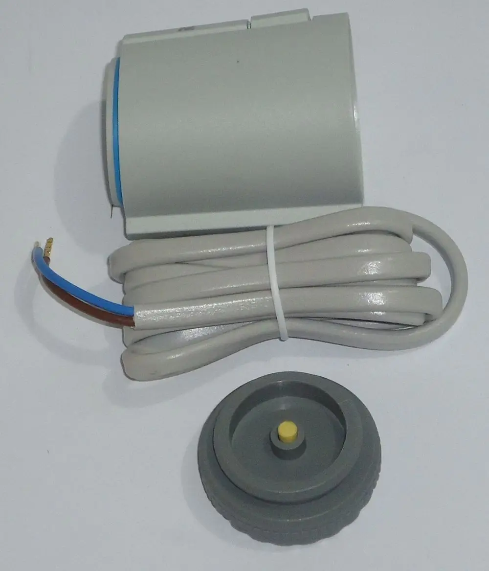 Grauer Stellantrieb mit Kabel, ausgestattet mit einem runden Antriebselement. Das Produkt gehört zur Heiztechnik von Daikin für Fußbodenheizungen.